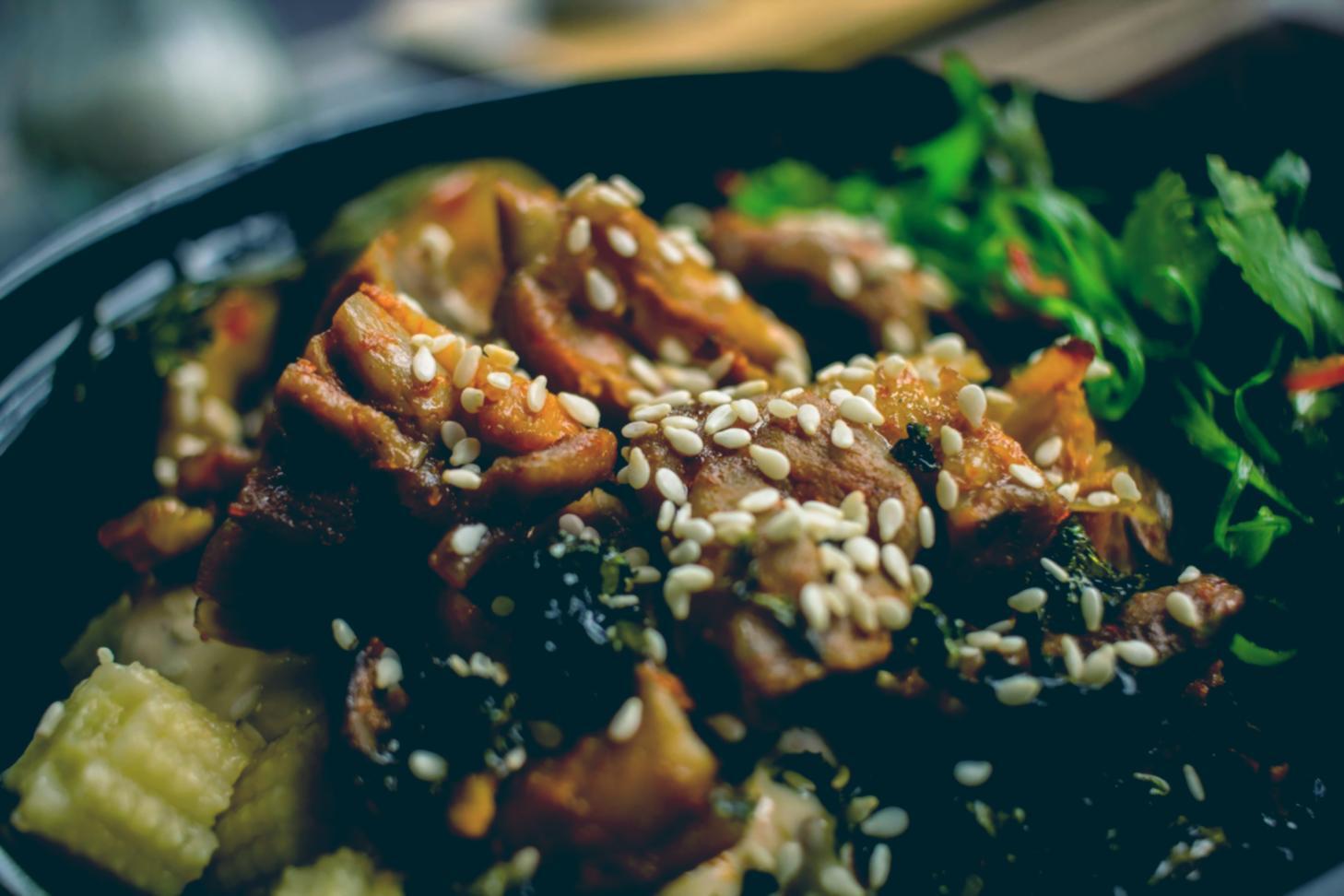 Ingredientes tradicionales mexicanos organizados sobre mesa de trabajo en sesión de planificación nutricional